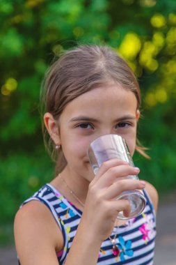 Çocuk bardaktan su içiyor. Seçici odaklanma. Çocuk.
