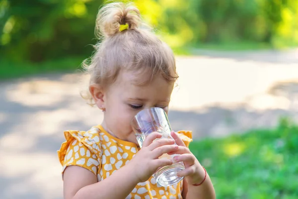 Bambino Beve Acqua Bicchiere Concentrazione Selettiva Ragazzo — Foto Stock