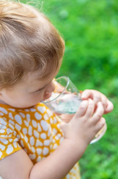 Barnet Dricker Vatten Ett Glas Selektivt Fokus Grabben — Stockfoto