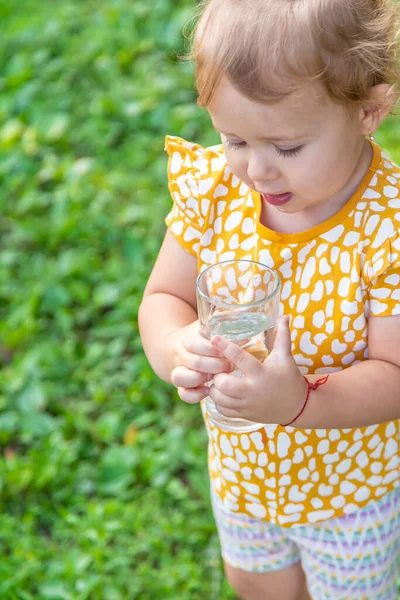 Niño Bebe Agua Vaso Enfoque Selectivo Niño — Foto de Stock