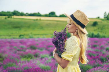 Lavanta tarlasında güzel bir kadın. Seçici odaklanma. Doğa.