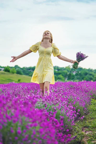 Beautiful Woman Lavender Field Selective Focus Nature — 스톡 사진