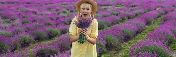 Mooie Vrouw Het Lavendelveld Selectieve Focus Natuur — Stockfoto