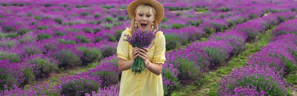 Hermosa Mujer Campo Lavanda Enfoque Selectivo Naturaleza —  Fotos de Stock