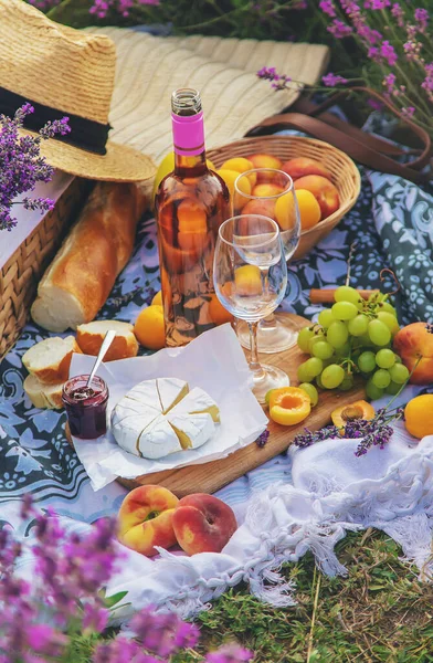 Wein Einem Lavendelfeld Selektiver Fokus Lebensmittel — Stockfoto