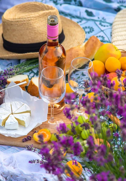 Wein Einem Lavendelfeld Selektiver Fokus Lebensmittel — Stockfoto