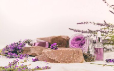 Kozmetik mağazası için podyum taşları. Seçici odaklanma. Doğa.