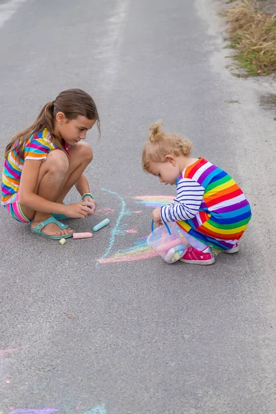 Das Kind Zeichnet Mit Kreide Auf Den Bürgersteig Selektiver Fokus — Stockfoto