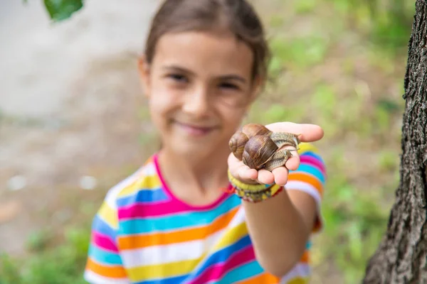 Bambino Guarda Lumaca Concentrazione Selettiva Natura — Foto Stock