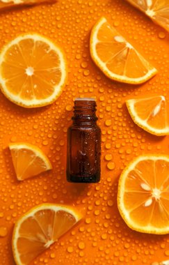 Bir şişe kozmetik ve sıvı, nemlendirici portakal. Hyaluronik asit. Seçici odaklanma. Spa.