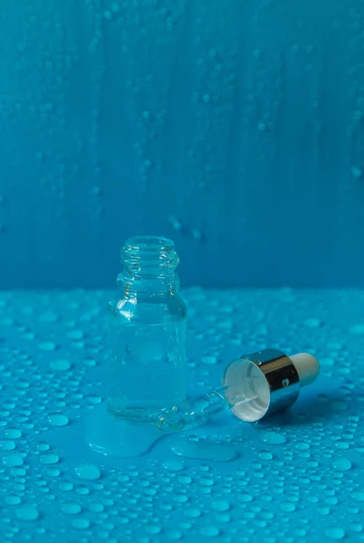 Fles Cosmetica Druppels Vloeistof Hydraterend Hyaluronzuur Selectieve Focus Kuuroord — Stockfoto