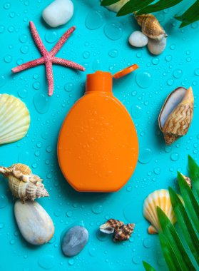 Su damlaları ve güneş kremi olan bir arka plan. Seçici odaklanma. Spa.