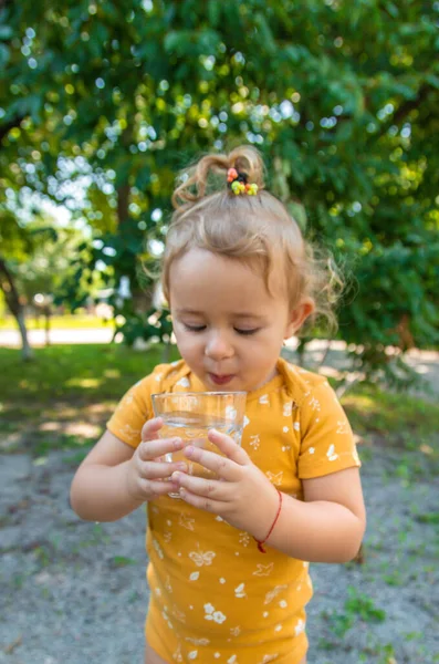 Ребёнок Пьёт Воду Стакана Выборочный Фокус Kid — стоковое фото