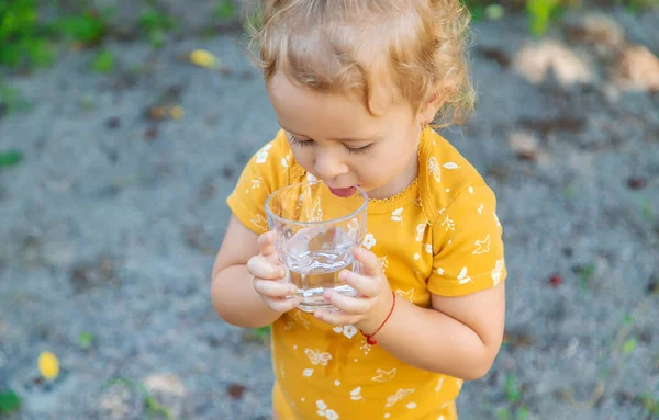 Ребёнок Пьёт Воду Стакана Выборочный Фокус Kid — стоковое фото