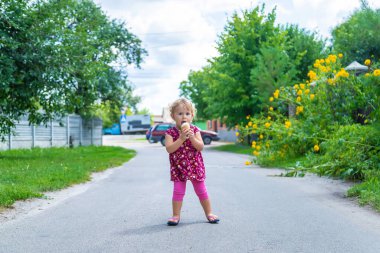 Çocuk caddede dondurma yiyor. Seçici odaklanma. Yiyecek..