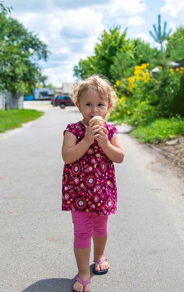 Дитина Їсть Морозиво Вулиці Вибірковий Фокус Їжа — стокове фото