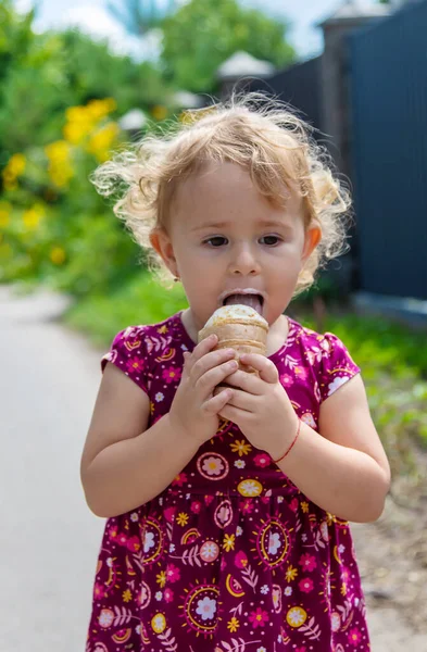 Child Eats Ice Cream Street Selective Focus Food — Stock Photo, Image