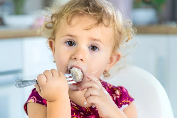 Child Eats Dumplings Table Selective Focus Kid — Stockfoto
