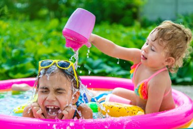 Çocuklar havuzda yüzer. Seçici odaklanma. Çocuk.