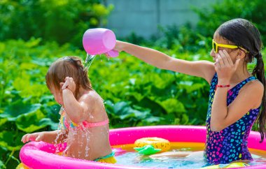 Çocuklar havuzda yüzer. Seçici odaklanma. Çocuk.