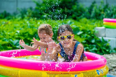 Çocuklar havuzda yüzer. Seçici odaklanma. Çocuk.