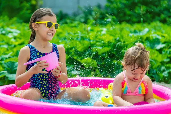 Çocuklar Havuzda Yüzer Seçici Odaklanma Çocuk — Stok fotoğraf
