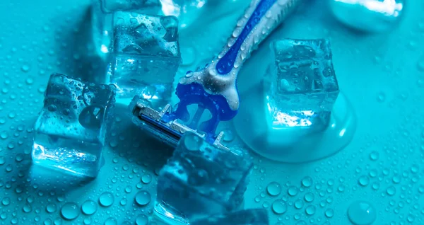 Razor Ice Cubes Blue Background Selective Focus Nature — 스톡 사진
