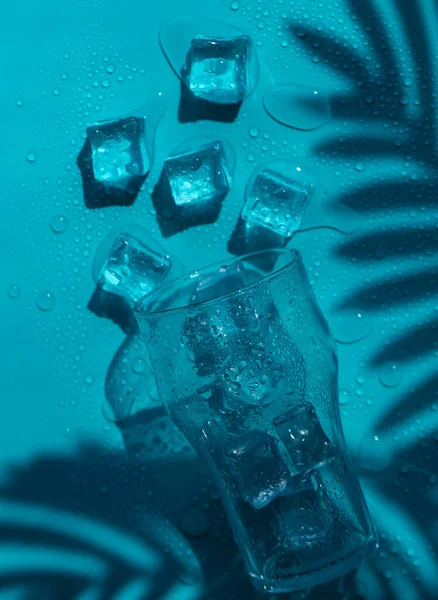 Ice Cubes Glass Selective Focus Blue — Stockfoto