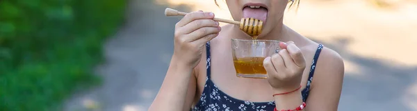 Child Eats Honey Park Selective Focus Kid — Foto Stock