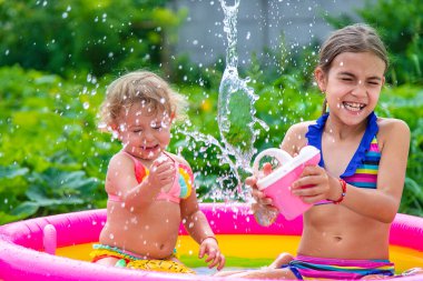 Çocuklar havuzda yüzer. Seçici odaklanma. Çocuk.