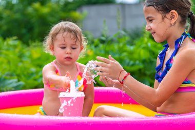 Çocuklar havuzda yüzer. Seçici odaklanma. Çocuk.