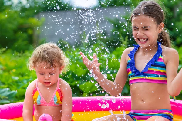 Çocuklar Havuzda Yüzer Seçici Odaklanma Çocuk — Stok fotoğraf
