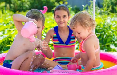 Çocuklar havuzda yüzer. Seçici odaklanma. Çocuk.