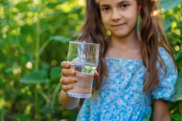 Niño Bebe Agua Vaso Enfoque Selectivo Niño — Foto de Stock