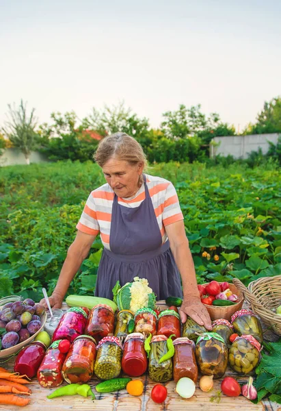Ηλικιωμένη Γυναίκα Συντηρεί Λαχανικά Βάζα Επιλεκτική Εστίαση Τρόφιμα — Φωτογραφία Αρχείου
