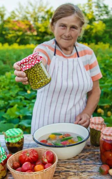 Старшая Женщина Хранит Овощи Банках Выборочный Фокус Еда — стоковое фото
