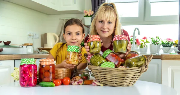 Γυναίκα Βάζο Διατηρημένα Λαχανικά Για Χειμερινή Μητέρα Και Την Κόρη — Φωτογραφία Αρχείου