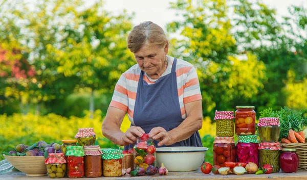 Старшая Женщина Хранит Овощи Банках Выборочный Фокус Еда — стоковое фото