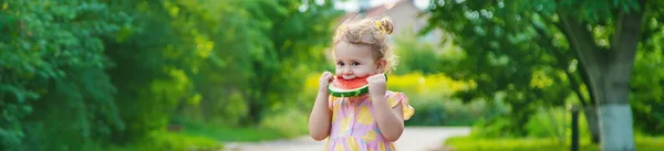 Kind Isst Wassermelone Sommer Selektiver Fokus Lebensmittel — Stockfoto