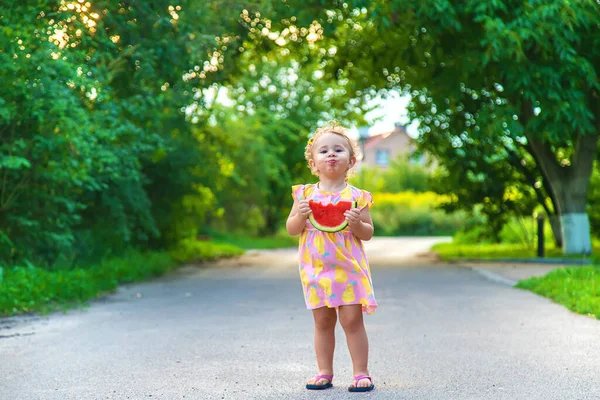 Niña Come Sandía Verano Enfoque Selectivo Comida —  Fotos de Stock