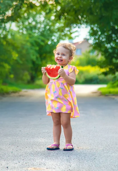 子供の女の子は夏にスイカを食べる 選択的フォーカス 食べ物 — ストック写真