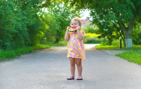 Anak Perempuan Makan Semangka Musim Panas Fokus Selektif Makanan — Stok Foto
