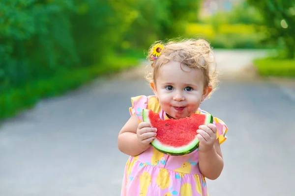 小女孩夏天吃西瓜 有选择的重点 — 图库照片