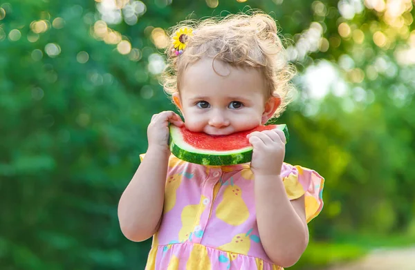 소녀는 여름에 수박을 먹습니다 선택적 집중입니다 — 스톡 사진