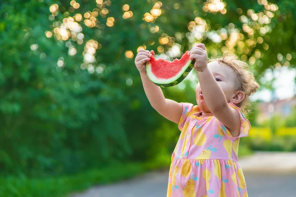 Ragazza Mangia Anguria Estate Concentrazione Selettiva Alimenti — Foto Stock