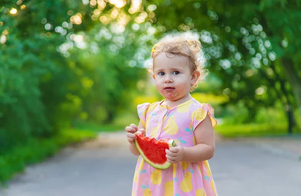 Παιδί Κορίτσι Τρώει Καρπούζι Καλοκαίρι Επιλεκτική Εστίαση Τρόφιμα — Φωτογραφία Αρχείου