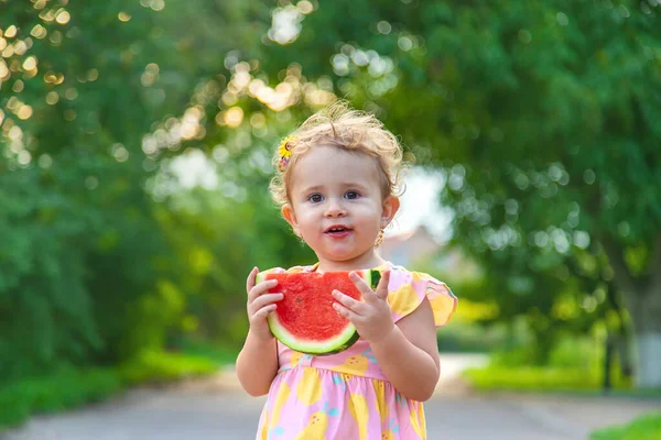 Ragazza Mangia Anguria Estate Concentrazione Selettiva Alimenti — Foto Stock