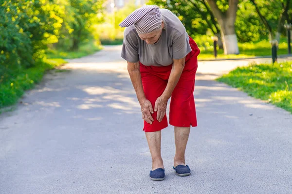 Grandmother Hurts Her Knee Road Selective Focus People — Stockfoto