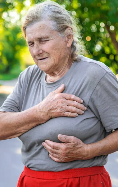 Grandmother Hurts Heart Road Selective Focus People — Stock Photo, Image