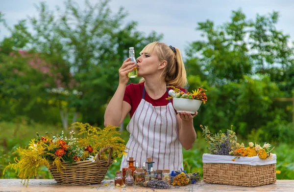 Woman Medicinal Herbs Tinctures Selective Focus Nature — Stock fotografie